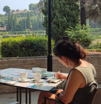 Leonor Bautista pintando el Palacio del Generalife, en Granada